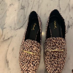 Leopard print loafers with gold detail
